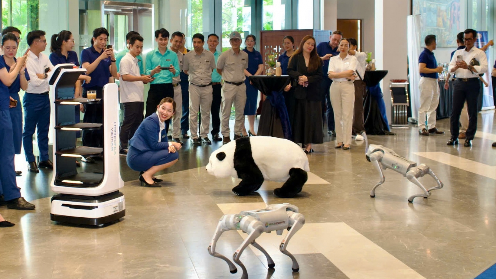 Trình diễn AI, robot trong Diễn đàn công nghệ du lịch Việt Nam tại Đà Nẵng