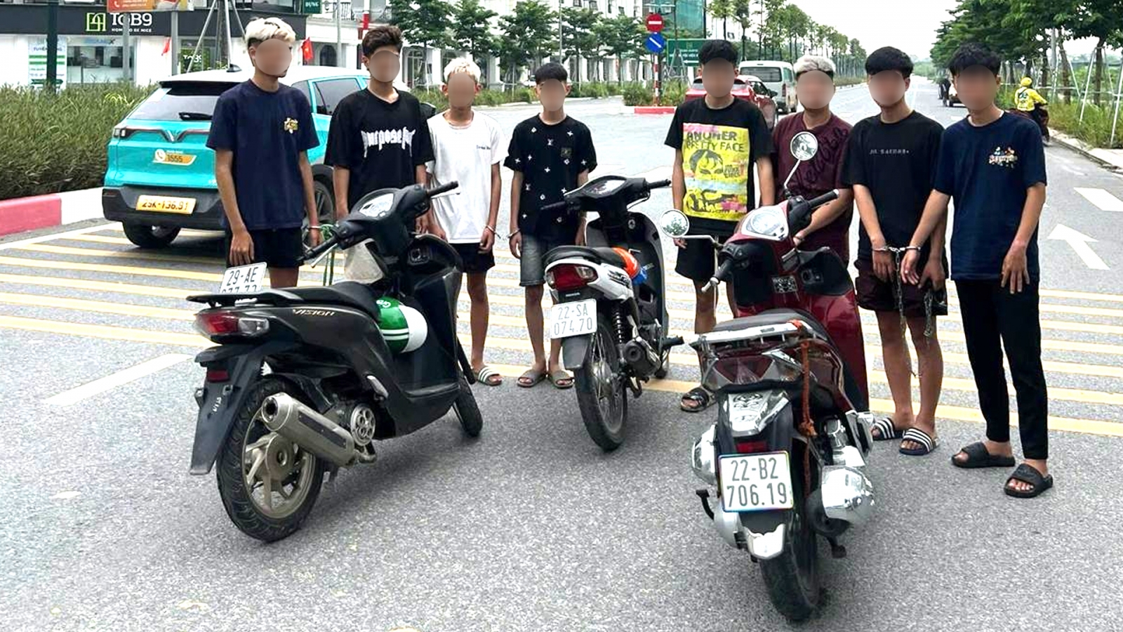 Công an Hà Nội triệu tập nhóm lái xe bốc đầu, lạng lách