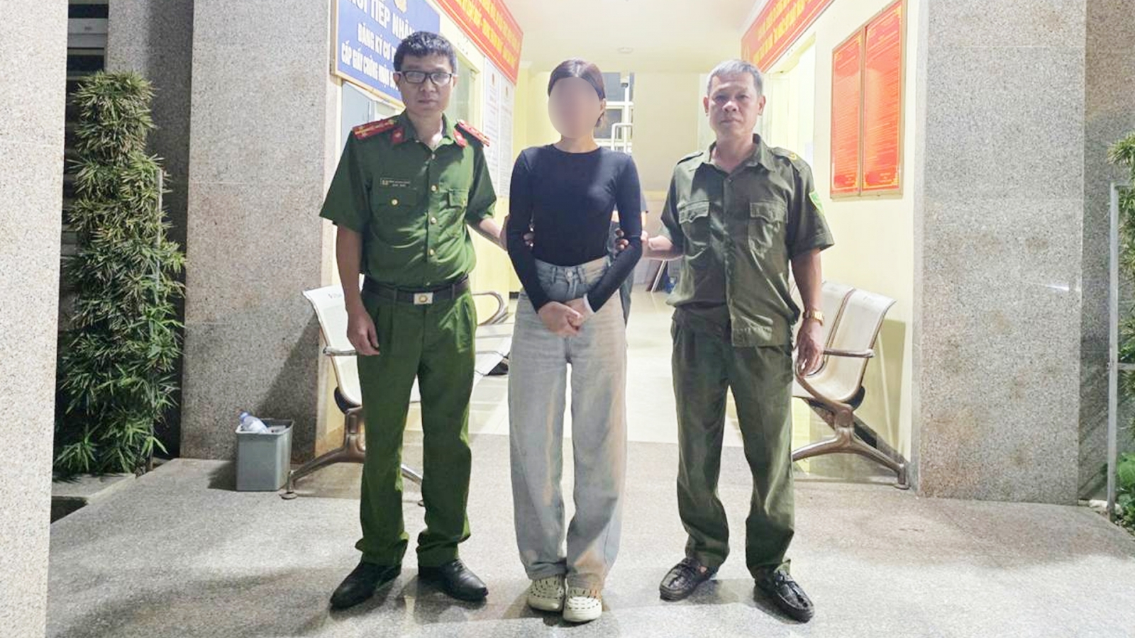 Kiểm tra cư trú, Công an Hà Nội bắt gọn nữ quái bị truy nã về án ma túy