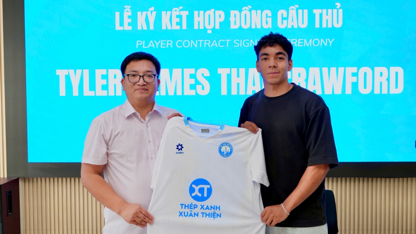 CLB Nam Định "nổ bom tấn" Việt kiều Mỹ trong đêm