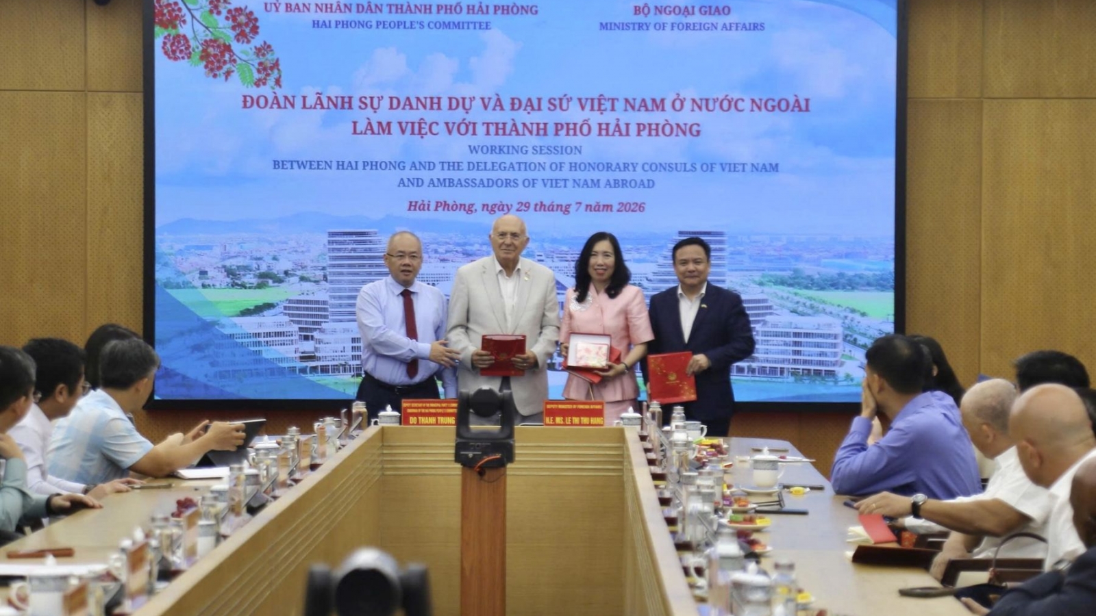 Đoàn Lãnh sự danh dự Việt Nam ở nước ngoài thăm và làm việc tại TP Hải Phòng