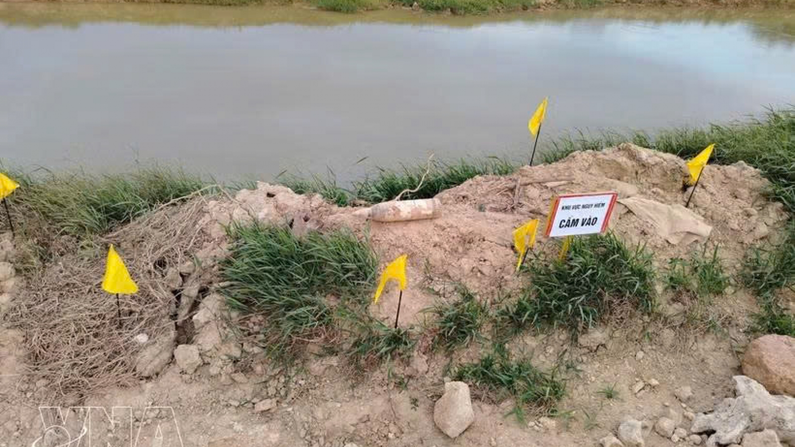 Unexploded wartime artillery shell safely removed from Quang Tri construction site