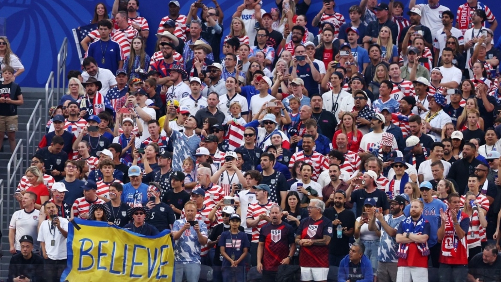 Ông Trump xác nhận can thiệp với FIFA về chiếc thẻ đỏ của tiền đạo đội tuyển Mỹ