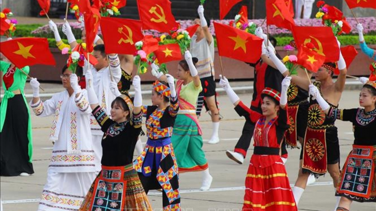 Lấy con người làm trung tâm, lấy văn hóa làm nền tảng phát triển