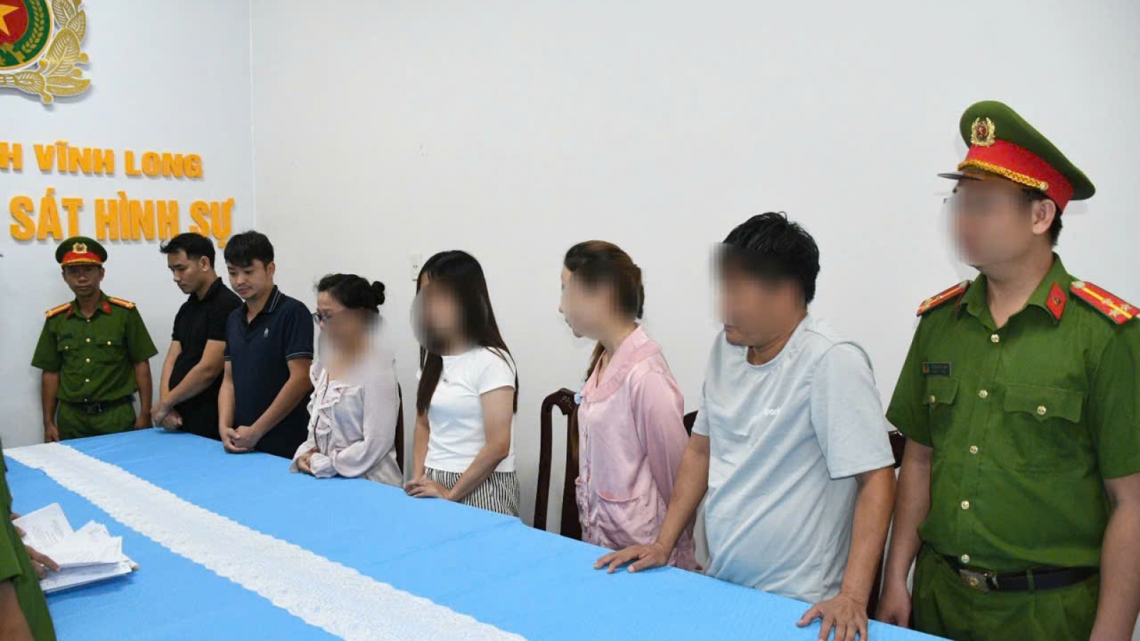 Vĩnh Long bắt 6 đối tượng để điều tra về hành vi "lừa dối khách hàng"