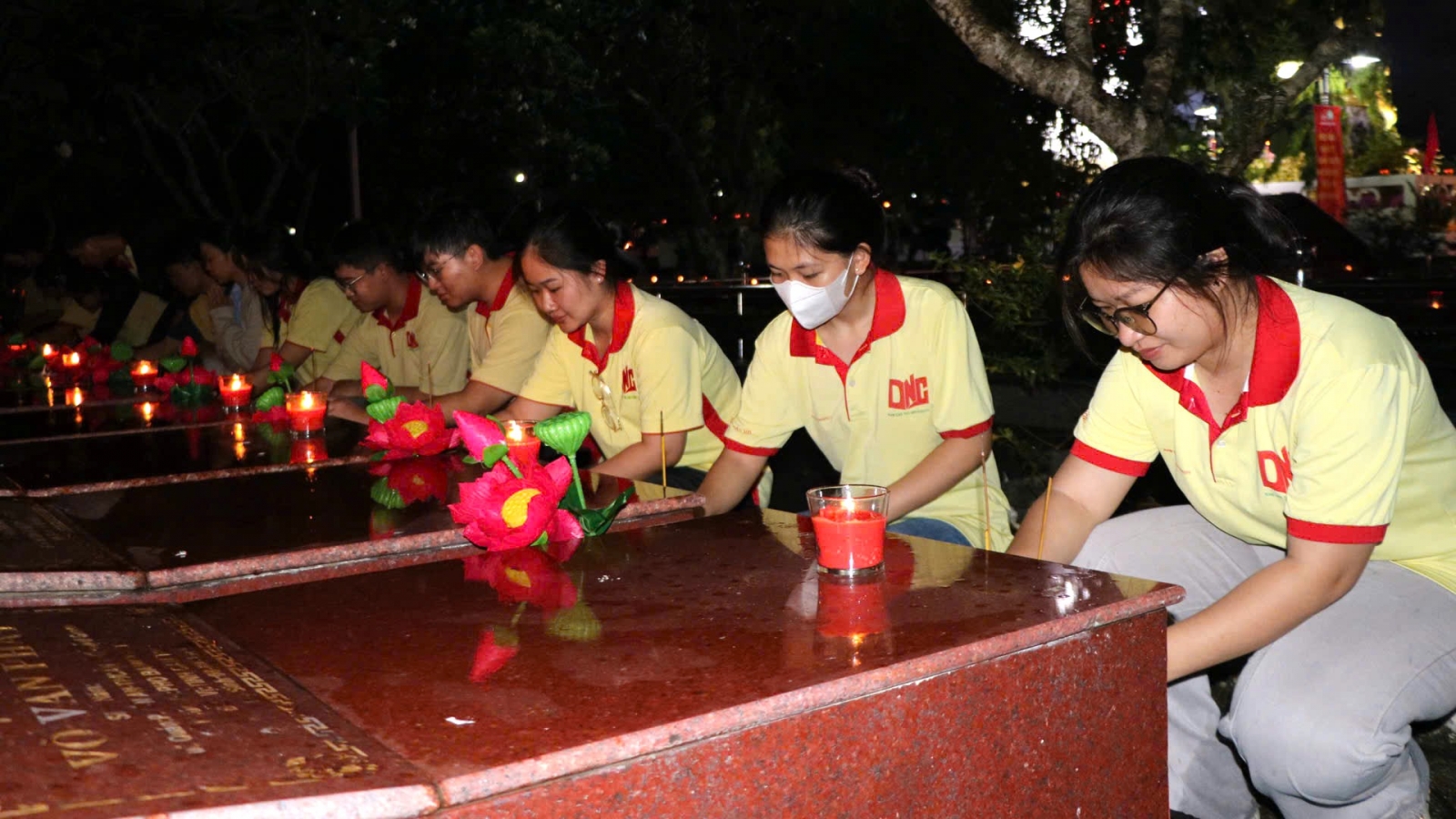 Thắp nến tri ân các anh hùng liệt sĩ tại Cần Thơ