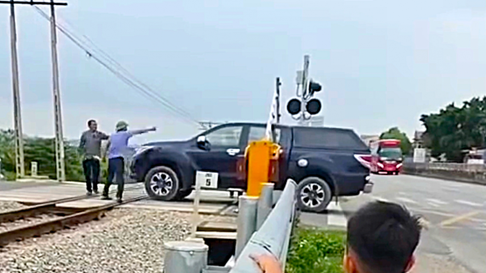 Nữ tài xế điều khiển xe bán tải cố băng qua đường sắt khi rào chắn đã hạ ở Nghệ An