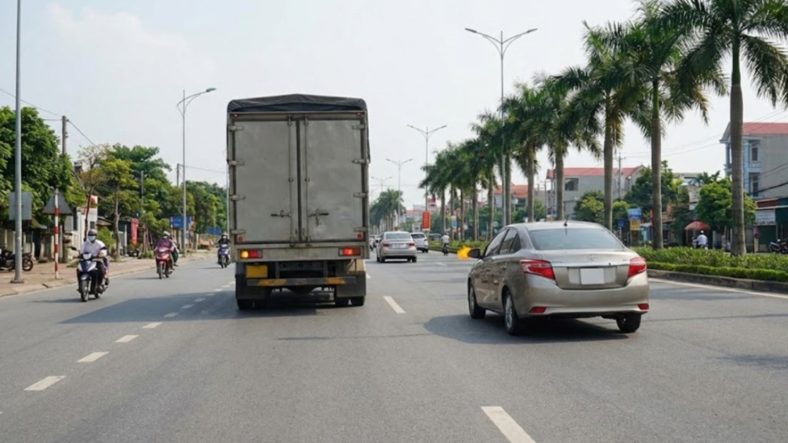 Các trường hợp tài xế được phép vượt phải và mức phạt vi phạm mới nhất