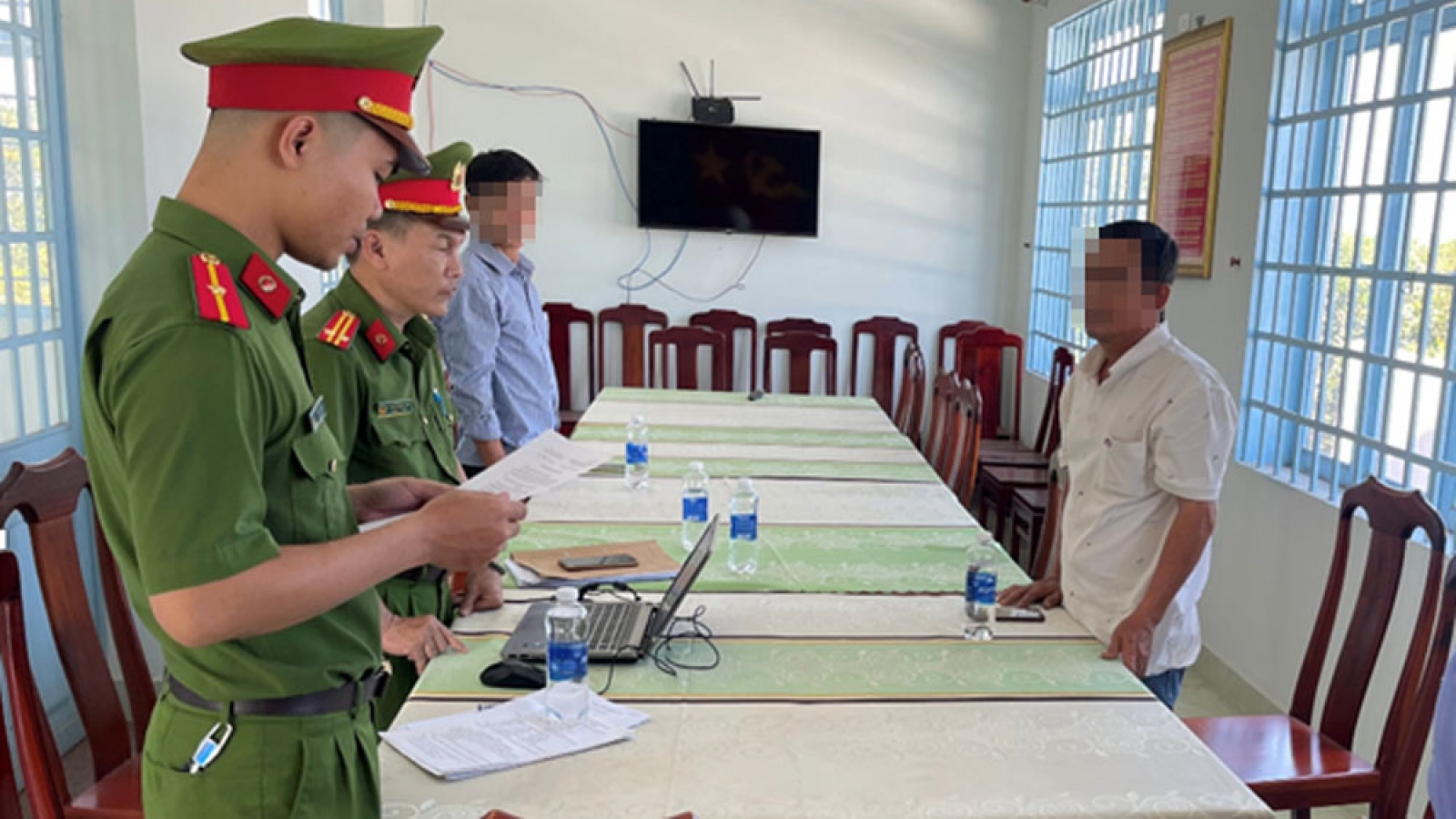 Cựu chủ tịch và phó chủ tịch xã bị truy tố vì "tiếp tay" hành vi lừa đảo