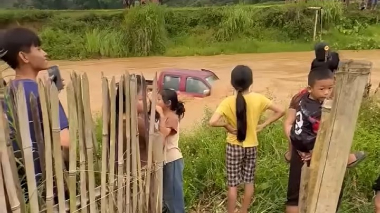 Nước lũ dâng nhanh, cuốn trôi 1 ô tô ở Sơn La