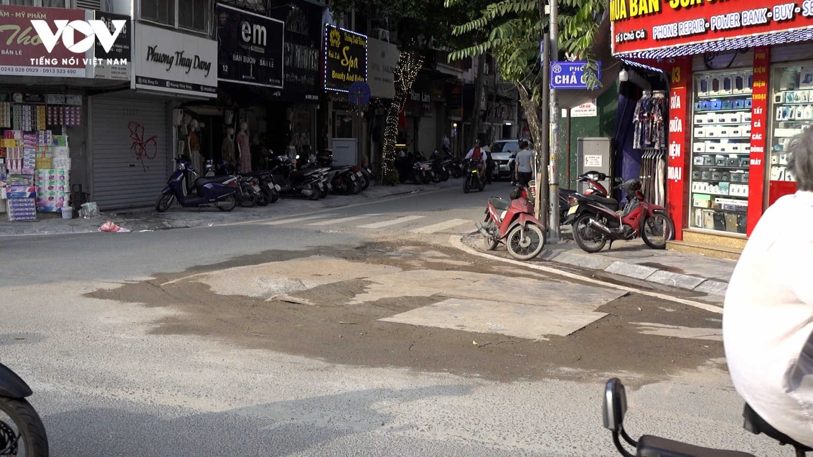 Mặt đường Hà Nội nham nhở vì tình trạng "đào lên, lấp xuống"