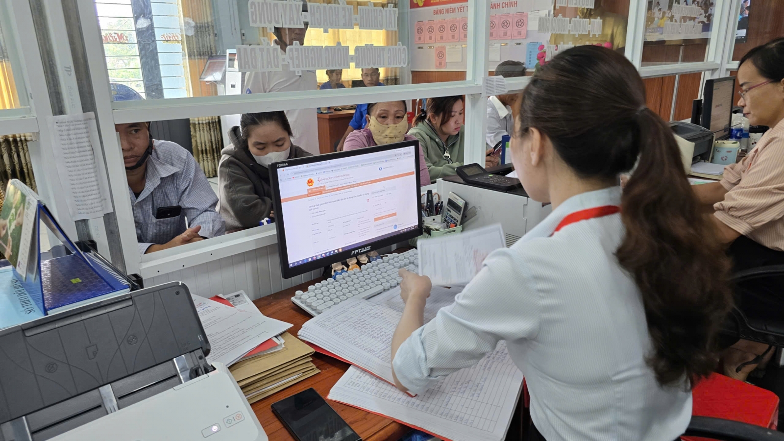 Cà Mau: Những đối tượng được giải quyết thủ tục hành chính tại nhà