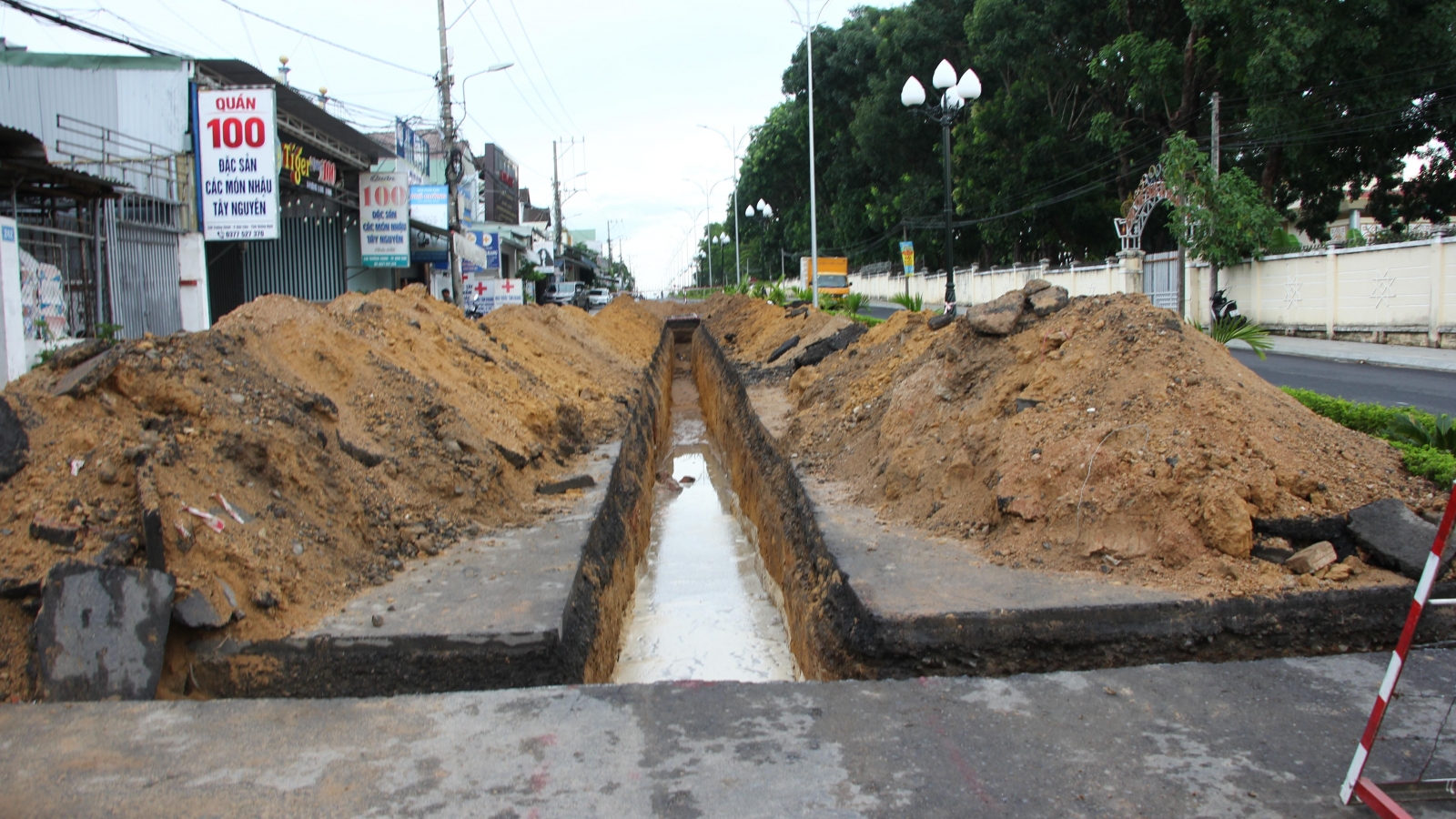 Huy động lực lượng đào hơn 3.200m³ đất đá tìm hài cốt liệt sĩ ở Quảng Ngãi