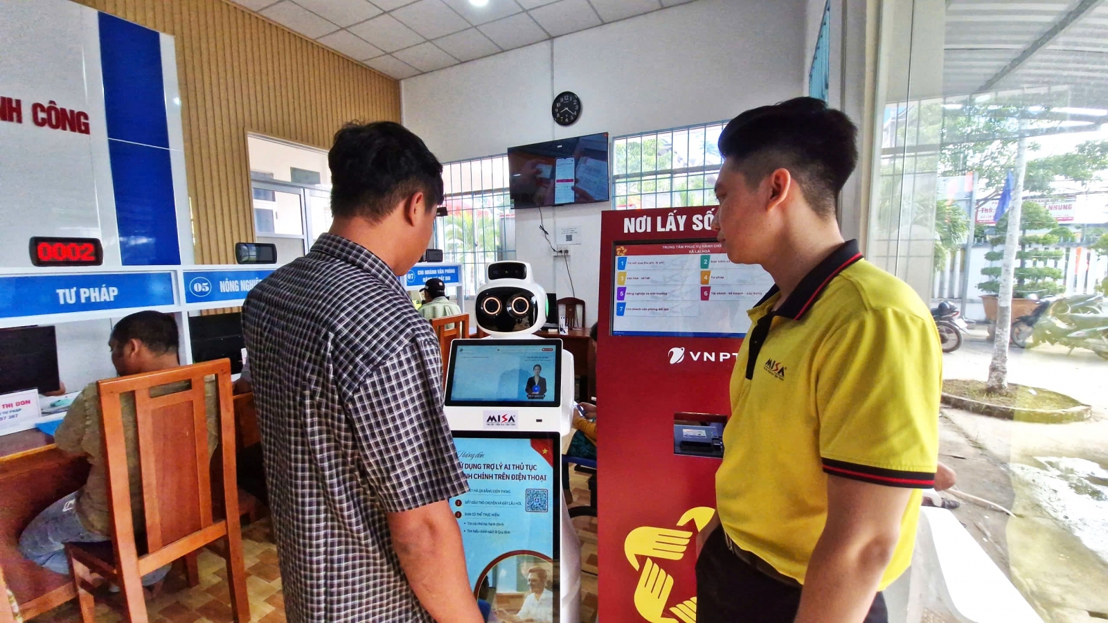 Ứng dụng robot AI nâng cao chất lượng phục vụ hành chính công tại Cần Thơ