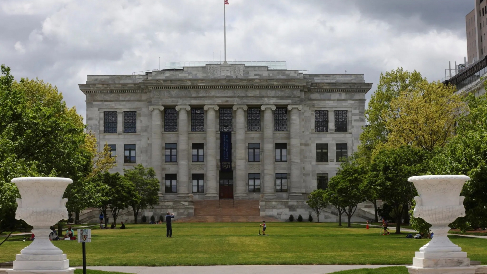 Đại học Harvard chi 53 triệu USD dàn xếp bê bối bán thi thể hiến tặng