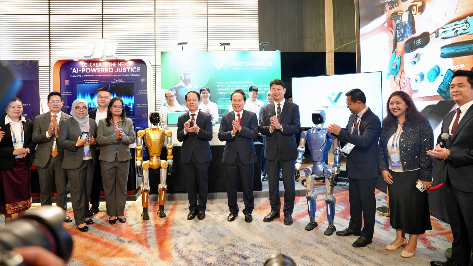 Phó Thủ tướng Lê Tiến Châu tham quan Triển lãm sản phẩm công nghệ, ứng dụng AI