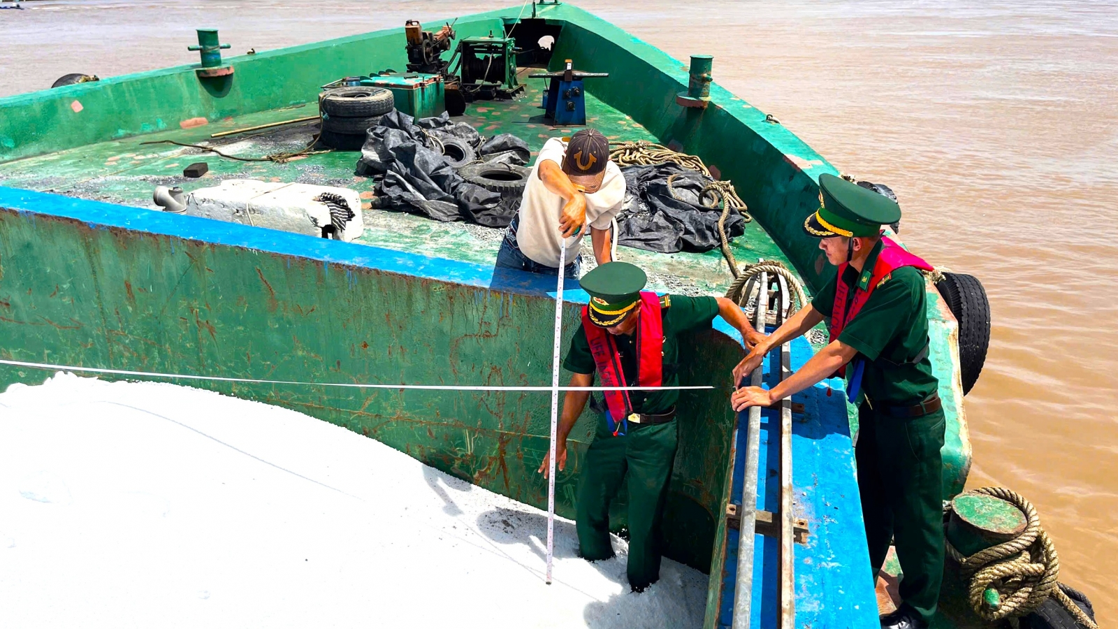 Biên phòng Cà Mau tạm giữ hơn 405 tấn phân Urê không rõ nguồn gốc