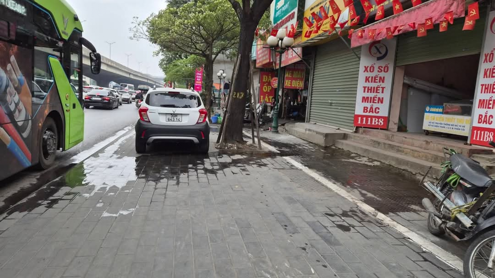 Ngõ nhỏ ý thức đừng nhỏ, nhớ cách cụ ấy đổ nước ra lối đi chung