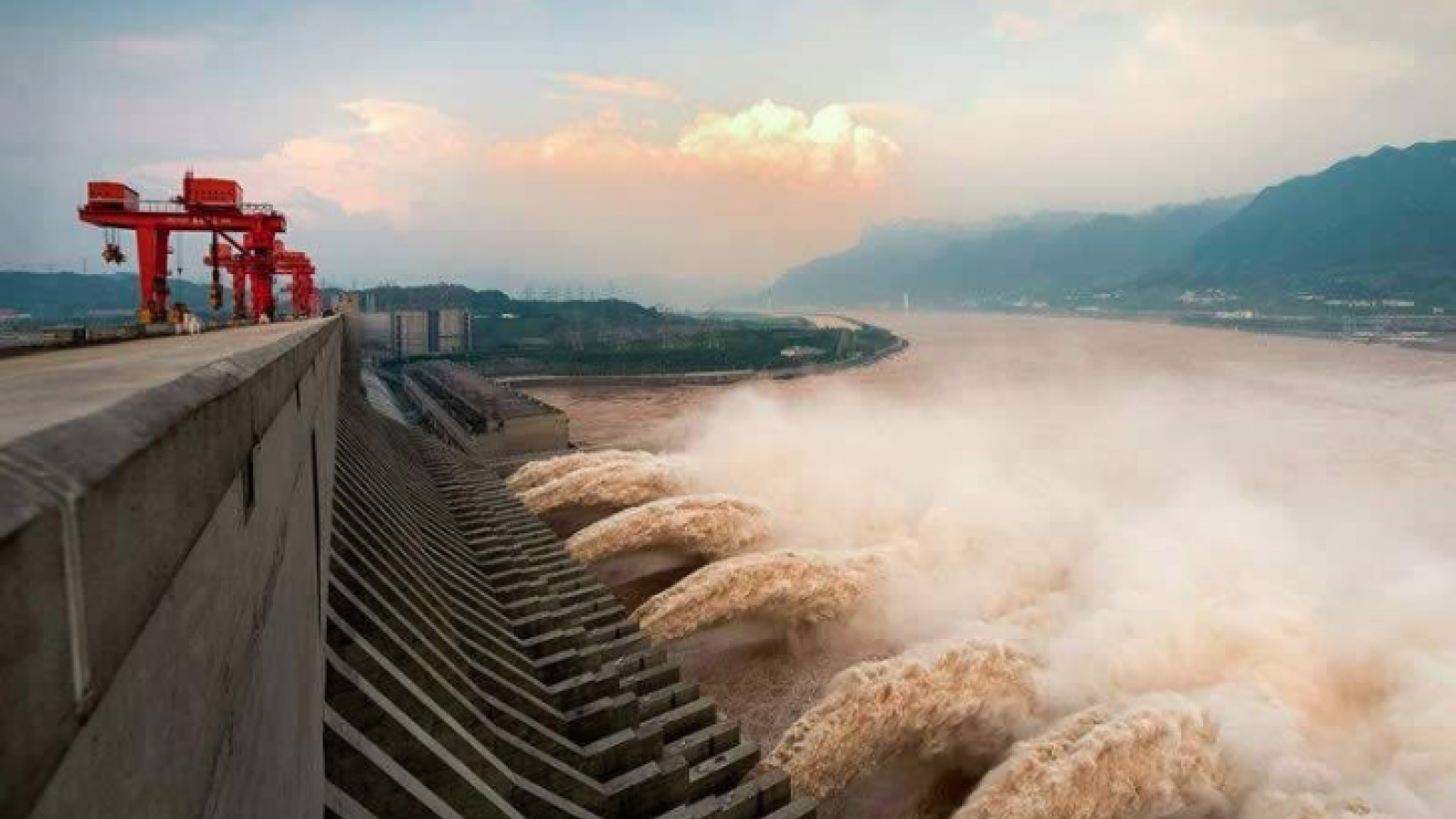 Trung Quốc mở cửa đập, xả lũ sau trận mưa kỷ lục
