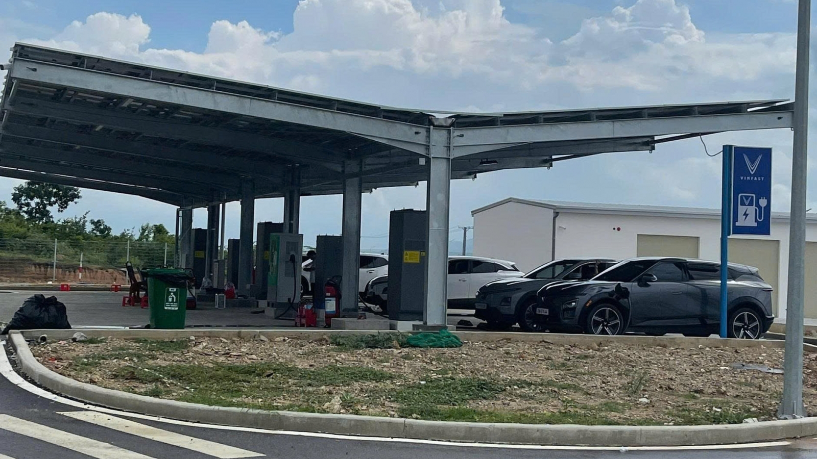 21 trạm dừng nghỉ cao tốc Bắc - Nam: Bao giờ đồng bộ trạm sạc xe điện?
