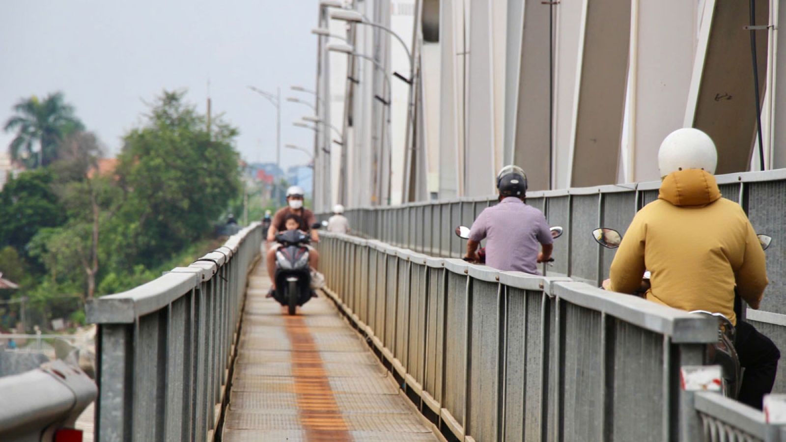Mở lại đường bộ cầu Ghềnh ở Đồng Nai sau sự cố sà lan va chạm