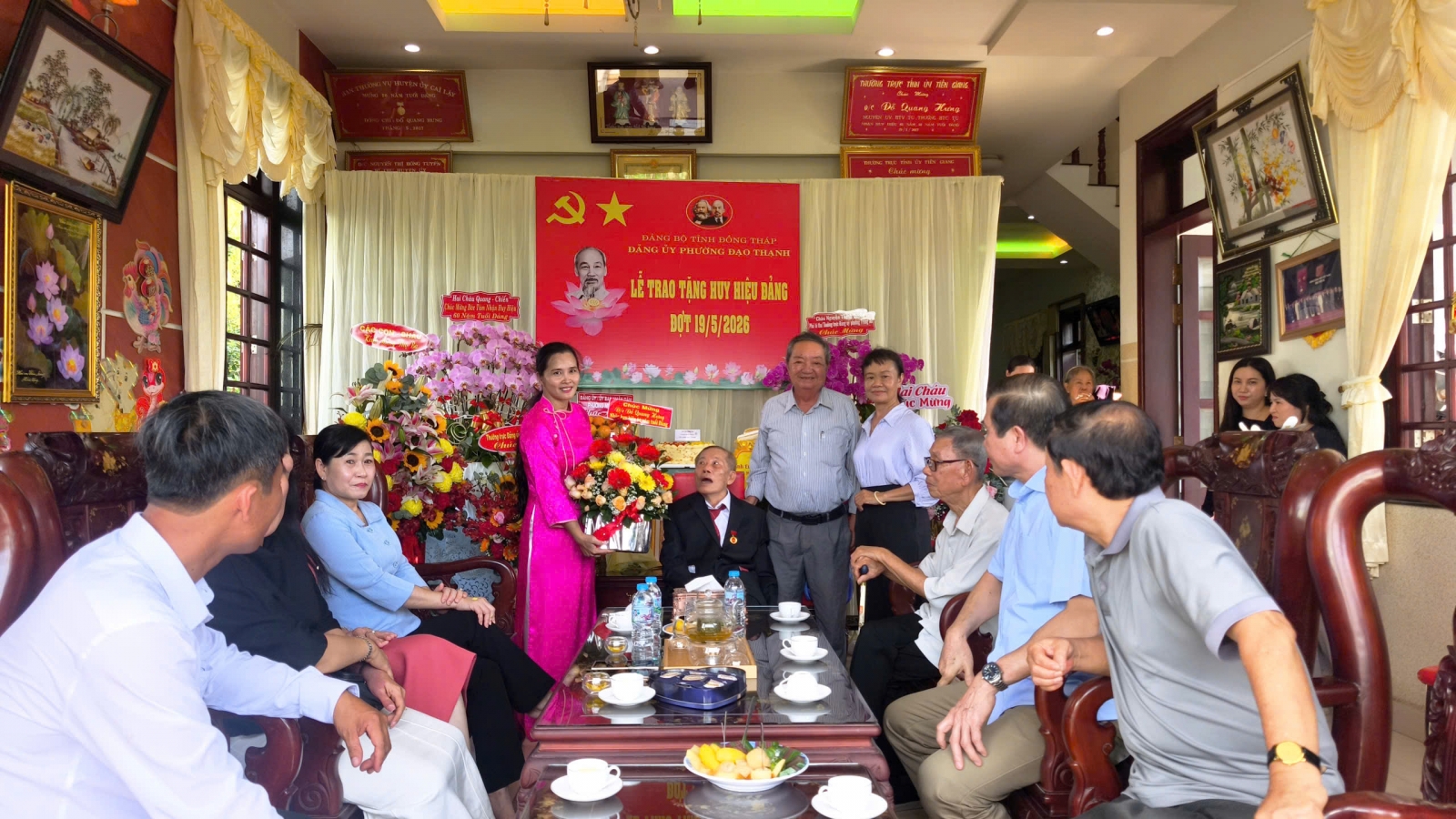 Đồng Tháp trao, truy tặng Huy hiệu Đảng cho hơn 6.200 đảng viên
