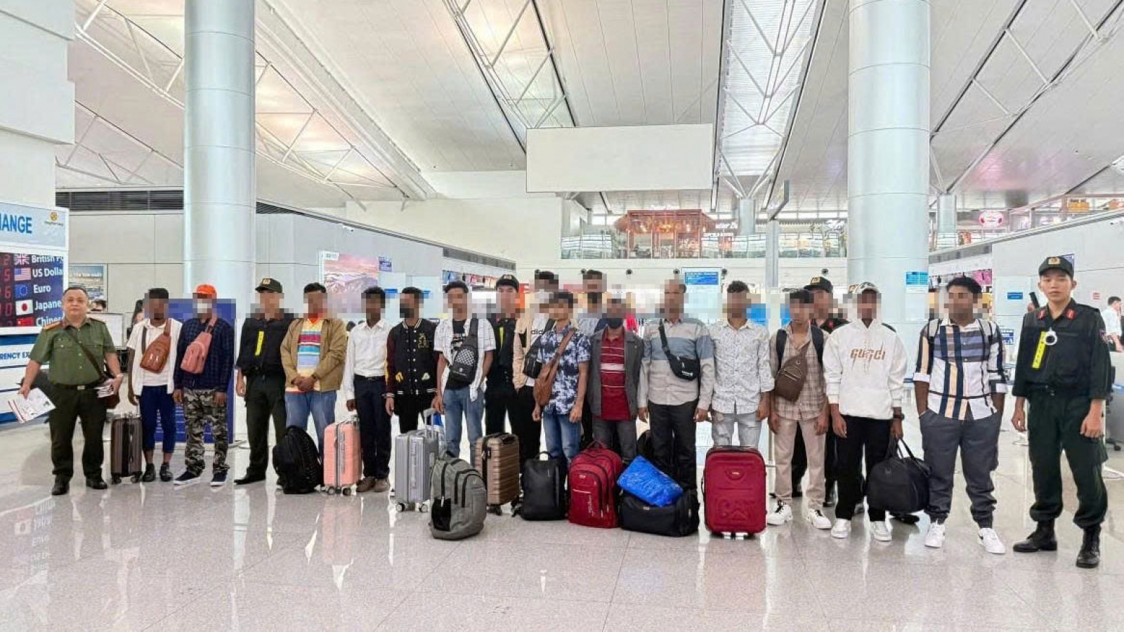 Trục xuất 16 công dân Bangladesh vi phạm quy định xuất nhập cảnh