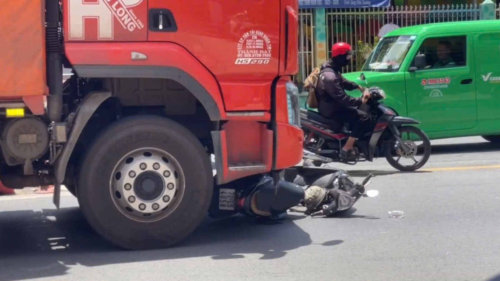 TPHCM: Xe máy bị cuốn vào gầm xe tải sau va chạm, đôi nam nữ tử vong tại chỗ