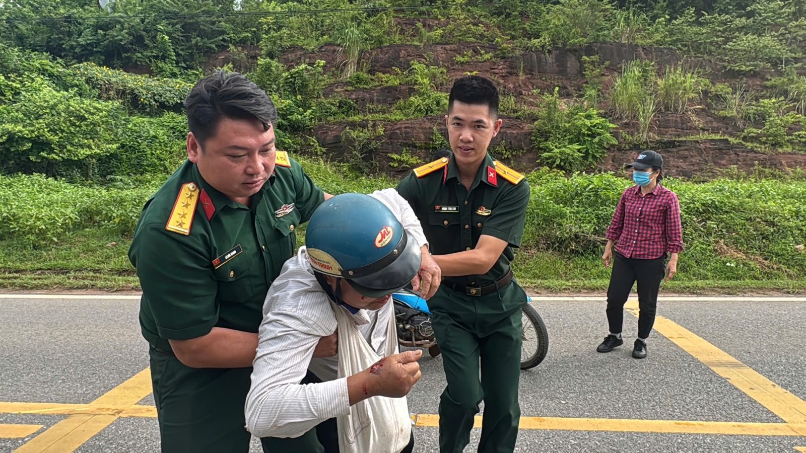 Tổ công tác Bộ Chỉ huy Quân sự tỉnh Sơn La kịp thời giúp người dân bị tai nạn giao thông