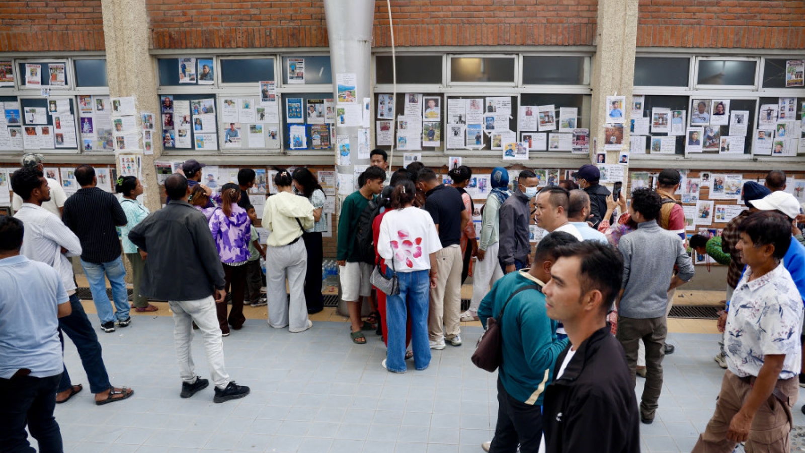 Những cuộc tìm kiếm tuyệt vọng sau lũ quét ở Nepal