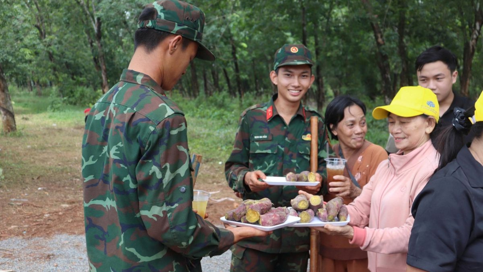 Nghĩa tình quân dân tiếp sức thực hiện nhiệm vụ thiêng liêng