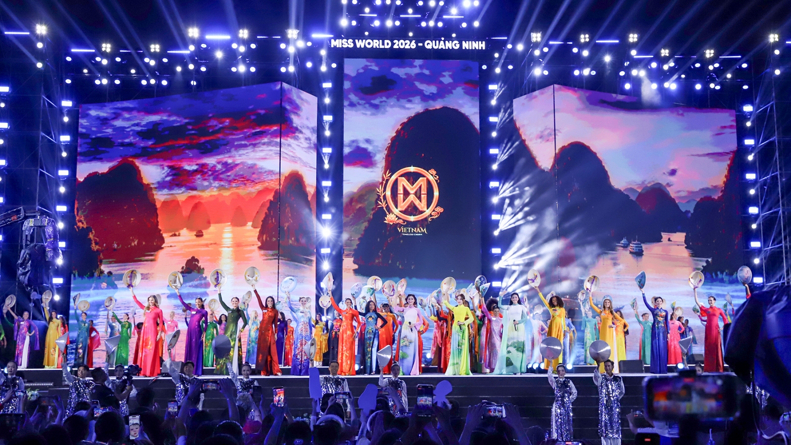 111 người đẹp các nước trình diễn áo dài tại đêm khai mạc Miss World 2026