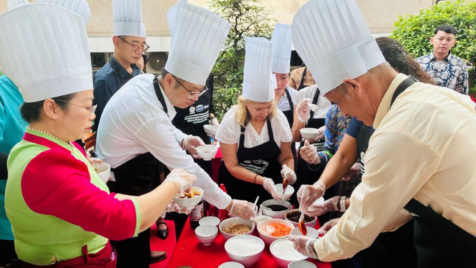 Lãnh sự đoàn trải nghiệm ẩm thực Việt tại TP.HCM
