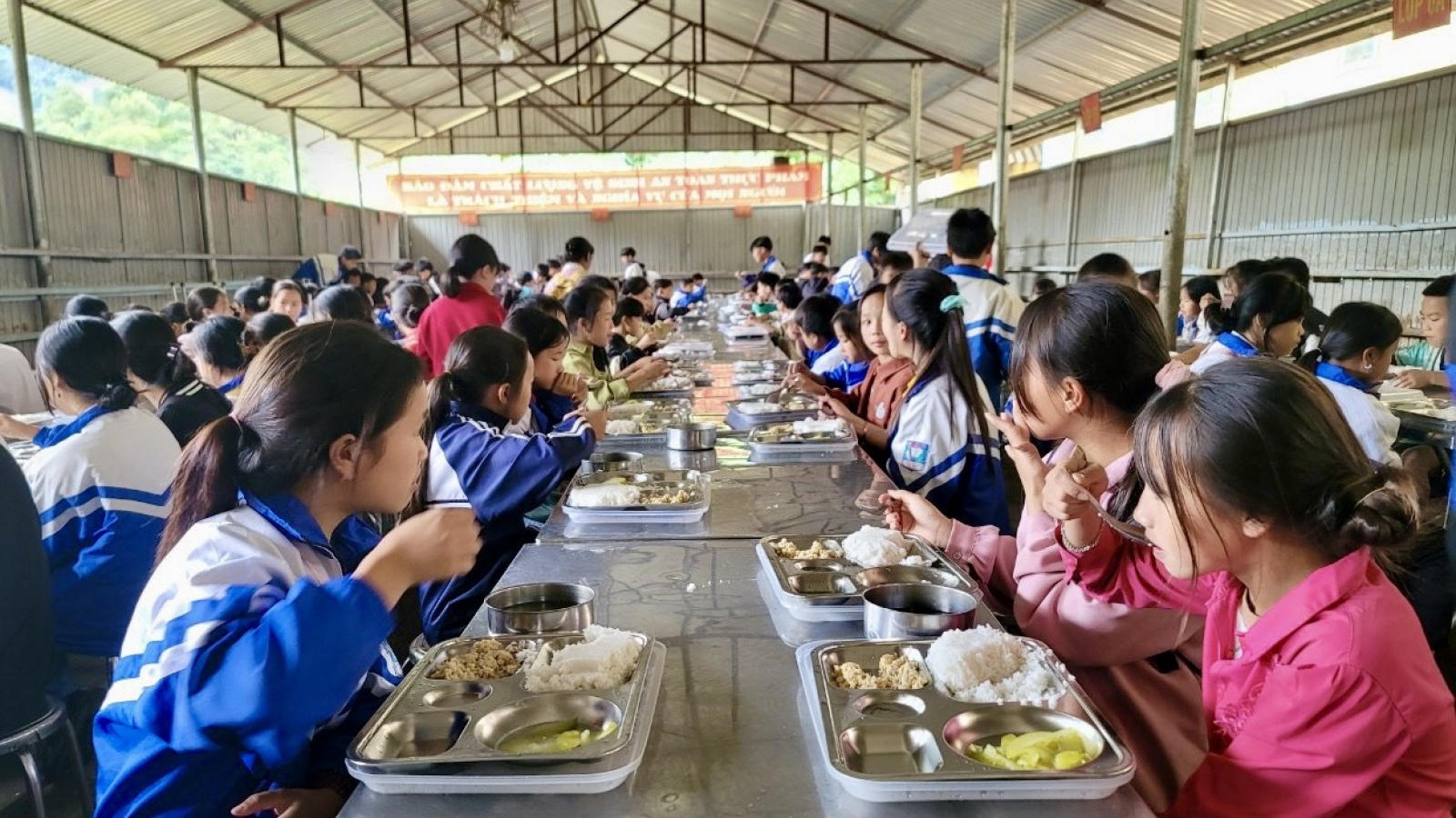 Sơn La thay đổi mô hình nấu ăn bán trú tại các trường học
