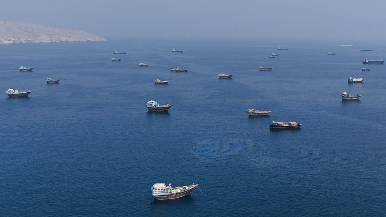 Iran bắt tàu hàng tại eo biển Hormuz