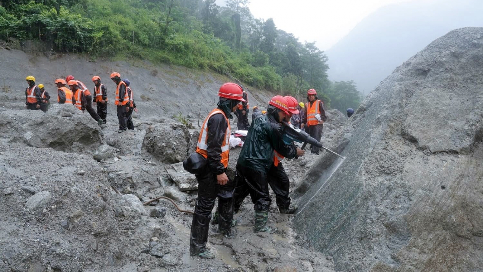 Quốc tế tăng hỗ trợ chuyên môn cứu hộ cho Nepal - Cảnh báo lũ có thể tiếp diễn