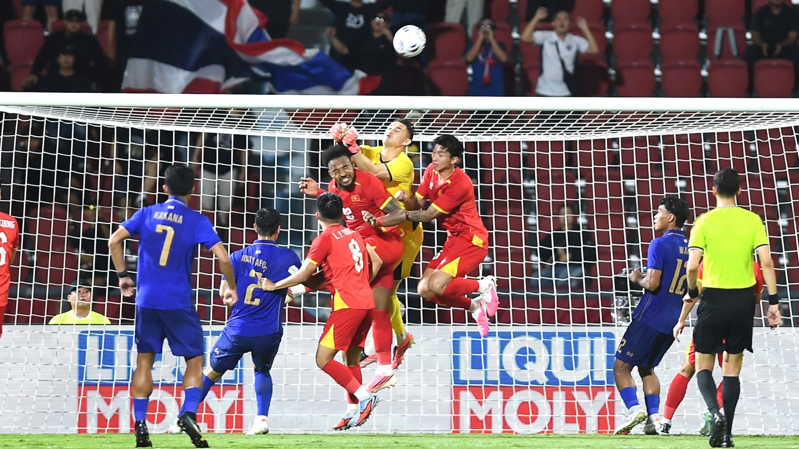 Thủ môn Lê Giang Patrik có hành động đặc biệt sau chức vô địch ASEAN Cup 2026