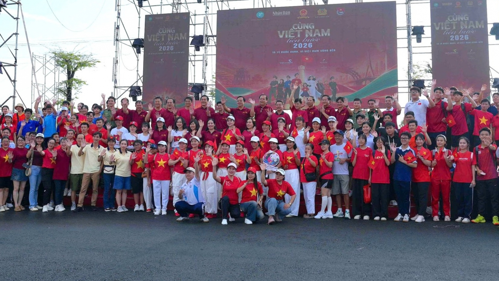 Hàng chục nghìn trái tim Cà Mau hòa nhịp "Cùng Việt Nam tiến bước"