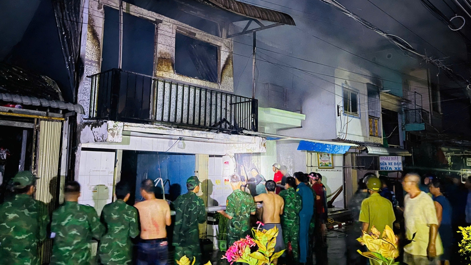 Nhanh chóng hỗ trợ người dân dập tắt đám cháy trong đêm