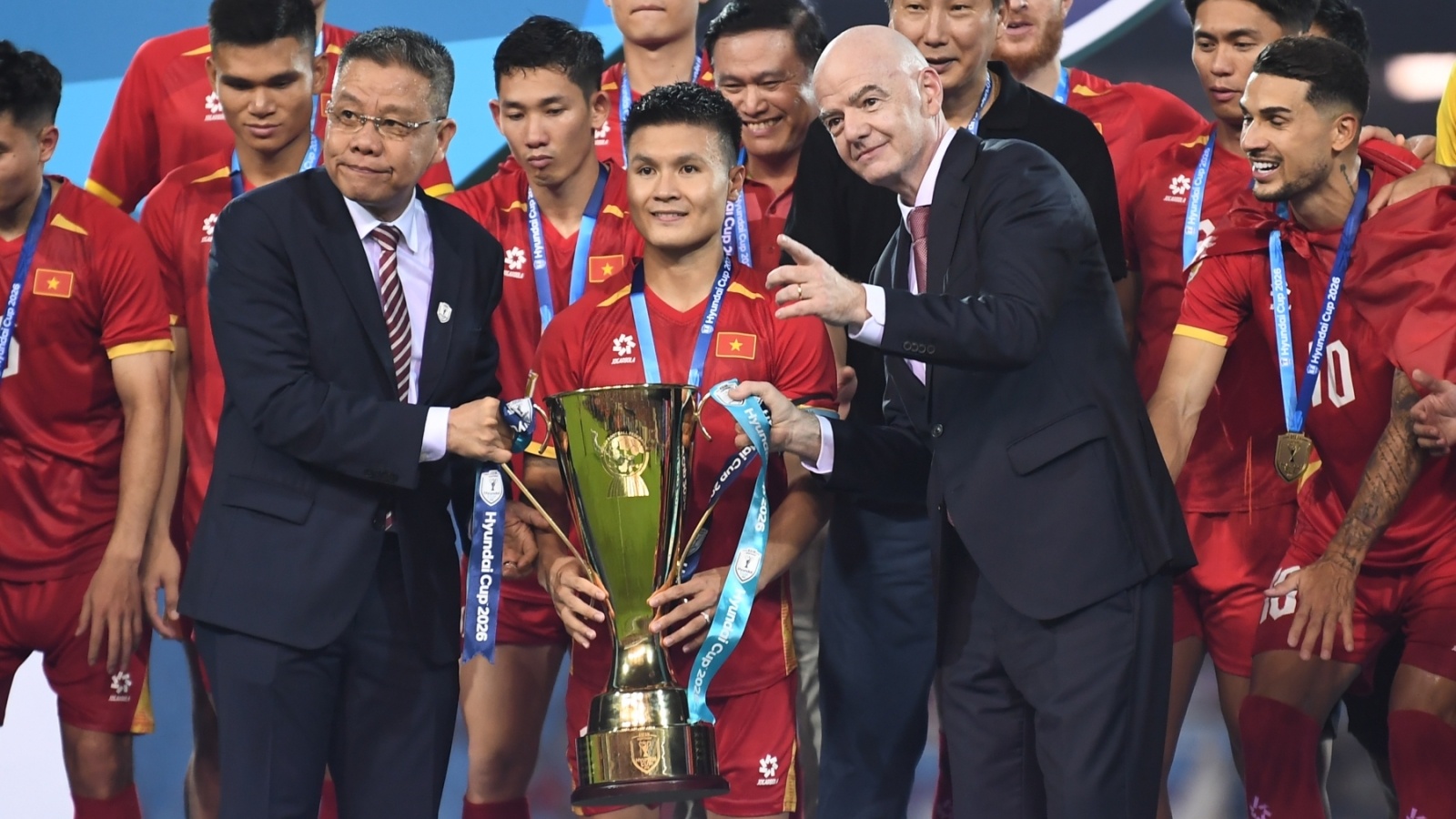 Chủ tịch FIFA Gianni Infantino cùng ĐT Việt Nam nâng cúp vô địch ASEAN Cup 2026