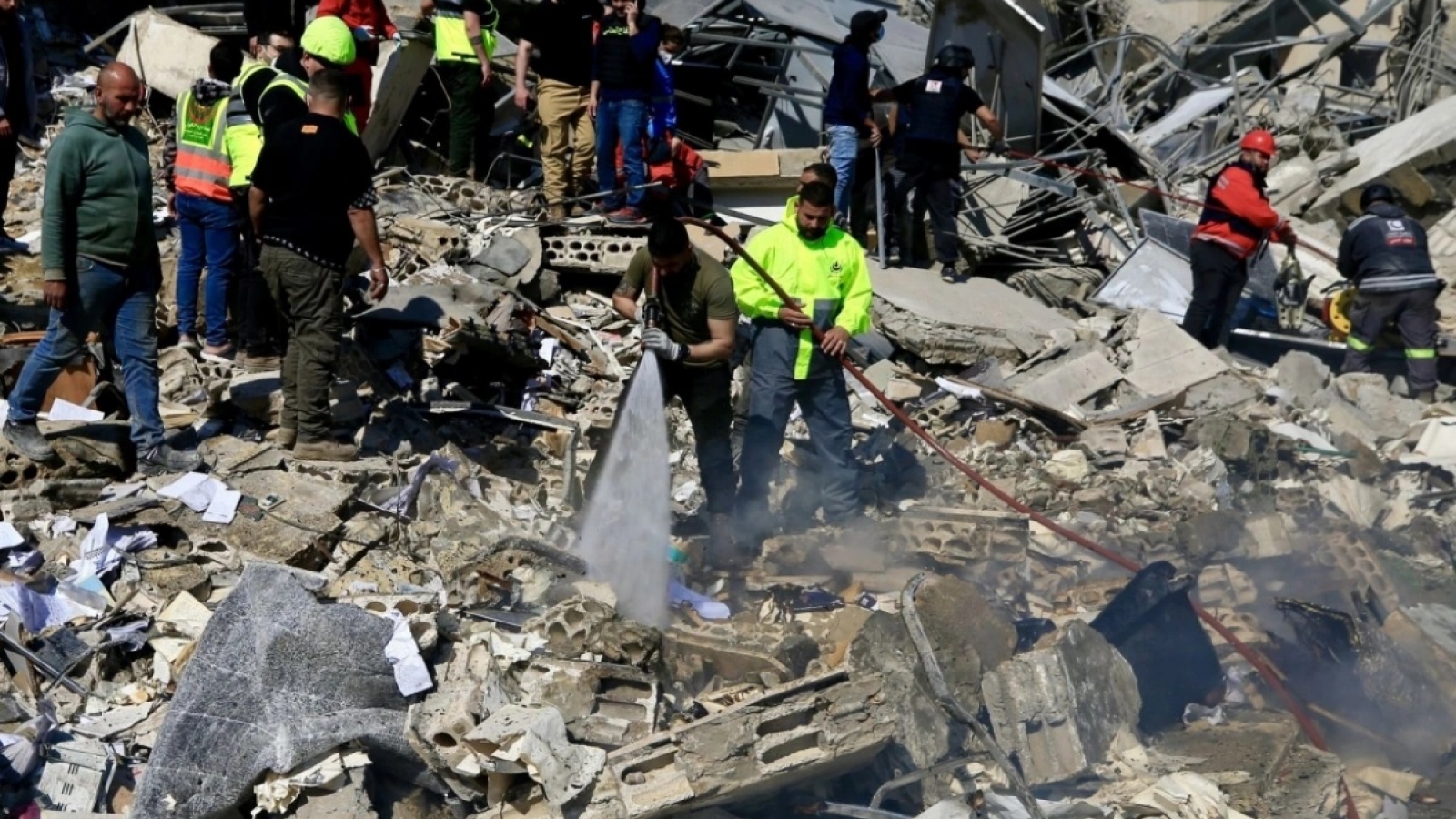 Israel tiếp tục không kích Gaza, bạo lực gia tăng tại Bờ Tây