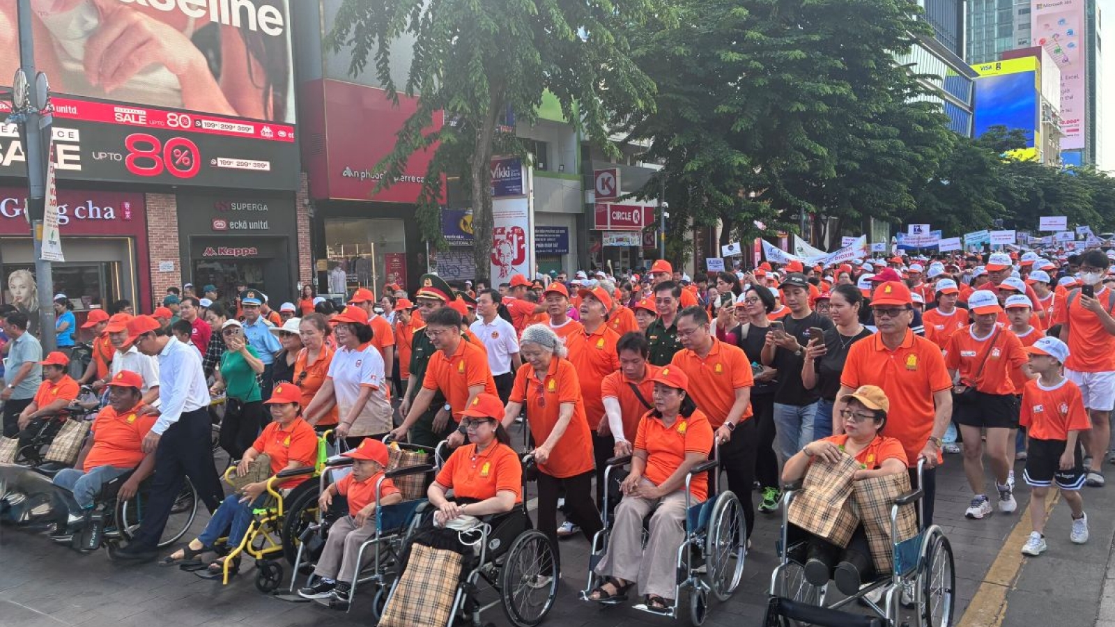 Lan tỏa yêu thương từ chương trình đi bộ vì nạn nhân da cam