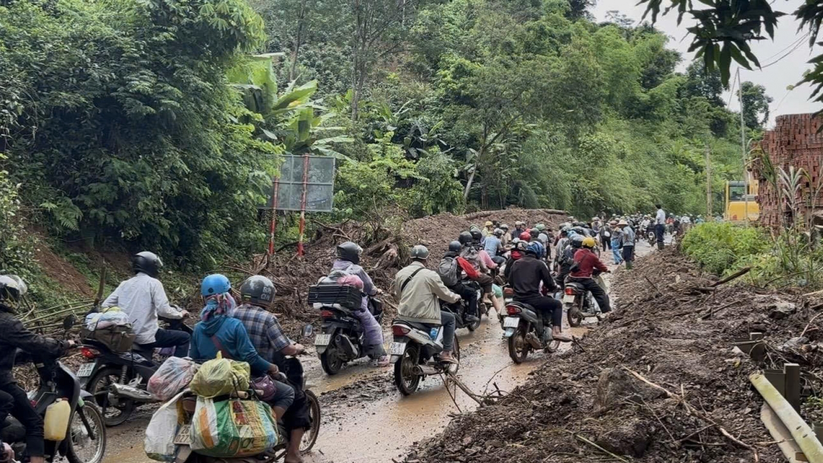 Cẩn trọng khi di chuyển trên đèo Chiềng Pấc, QL6, Sơn La