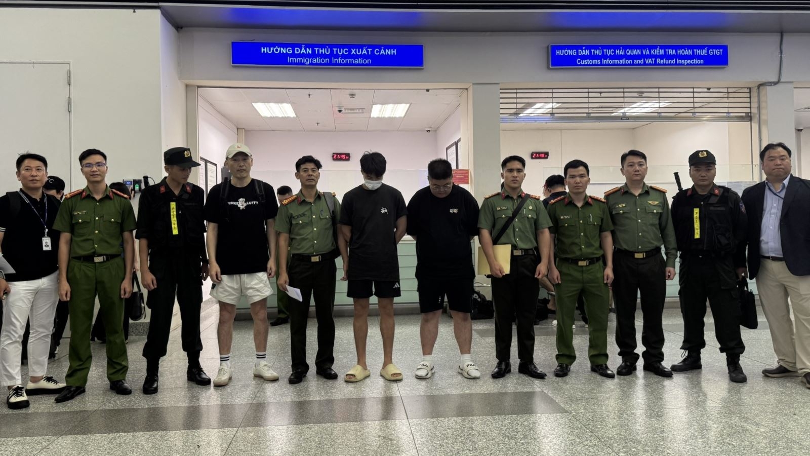Bàn giao nhóm đối tượng bị Interpol truy nã đỏ, lừa đảo hơn 327 tỷ đồng