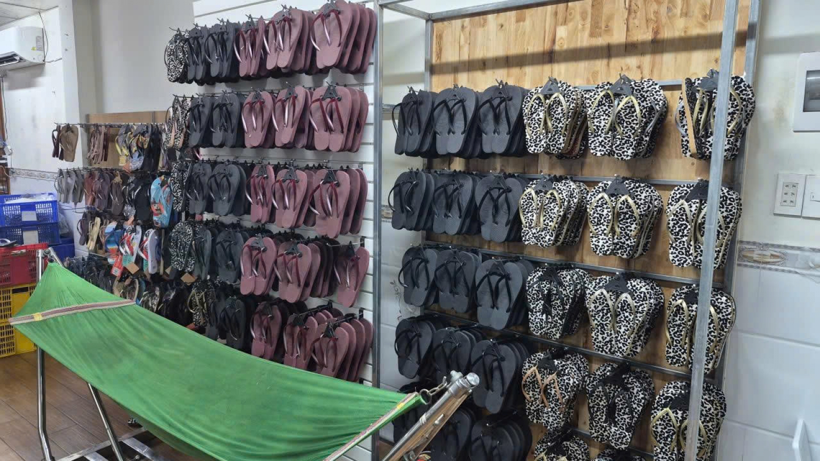 Khởi tố hai vợ chồng buôn bán hàng chục ngàn đôi dép giả nhãn hiệu Havaianas