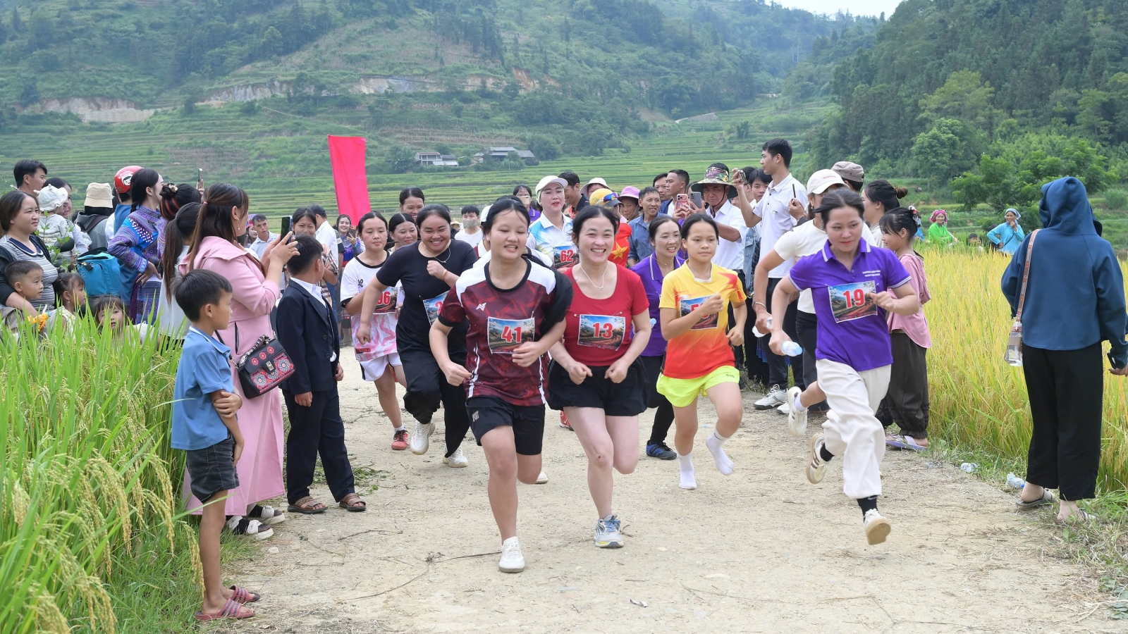 Say đắm Lễ hội Mùa vàng xã Sín Chéng lần thứ nhất năm 2026 tại Lào Cai
