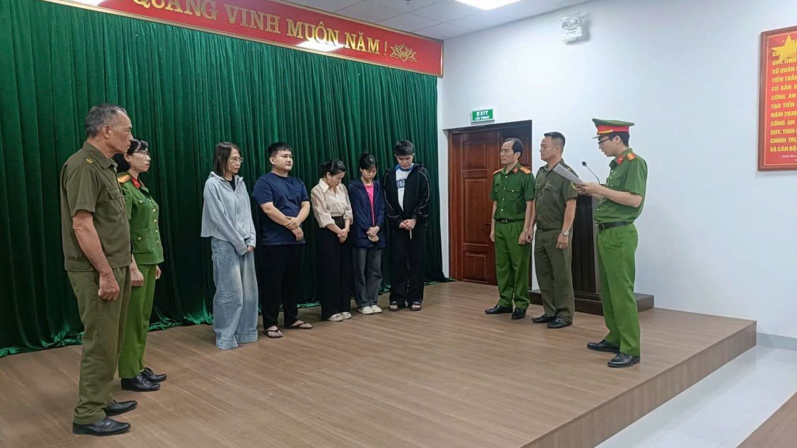 Giả bác sĩ dọa khách mắc bệnh nặng để bán “liệu trình chuyên sâu"