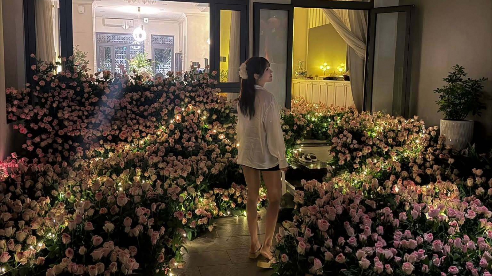 Sao Việt 23-8: Diệp Lâm Anh nhận quà bất ngờ từ bạn trai kém 11 tuổi