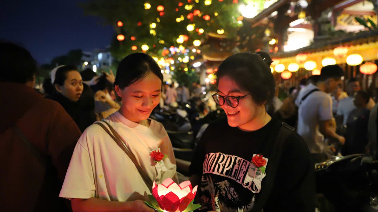 Người dân TP.HCM đến chùa cầu an, thả đèn hoa đăng đêm Vu Lan