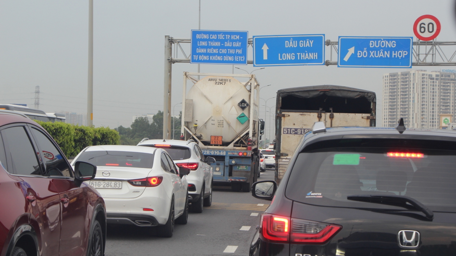 Dòng xe nối dài, nhích từng chút trên cao tốc TP.HCM - Long Thành - Dầu Giây